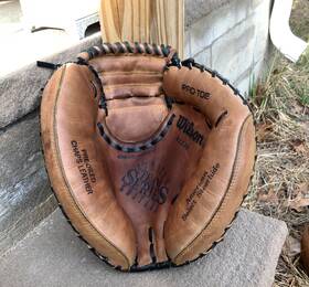 A-1770 Wilson High Quality Steer Hide Baseball Catchers Mitt. Youth Fit R-throw