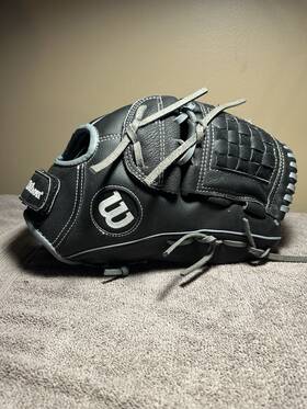 A03rb17125 Wilson A360 Deep Pocket Glove A03rb1712 Black 12.5 Inch Right Throw Broken In A03rb17125 Wilson A360 Deep Pocket Glove A03rb1712 Black 12.5 Inch Right Throw Broken In