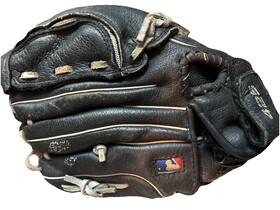 A0425-z5105 Wilson 425 10 1/2 Inch Black Leather Youth Baseball Glove Ez Catch A0425 Z5105 Rht A0425-z5105 Wilson 425 10 1/2 Inch Black Leather Youth Baseball Glove Ez Catch A0425 Z5105 Rht