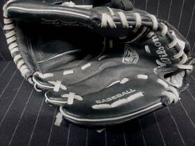 A0427-z5105 Wilson 425 10 1/2 Inch Black Leather Youth Baseball Glove Ez Catch A0427 Z5105 Lht A0427-z5105 Wilson 425 10 1/2 Inch Black Leather Youth Baseball Glove Ez Catch A0427 Z5105 Lht