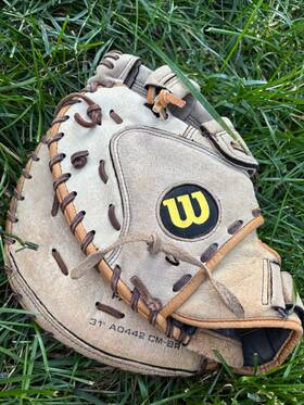 A0442 Wilson A0441 Girls Fastpitch 31 Inch Catchers Mitt For Lefty Thrower