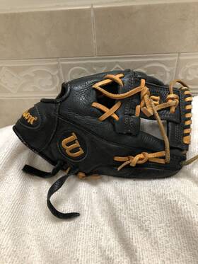 A0500bb1075xx Wilson A500 Boys Black Fully Broken In 10.75 Inch Baseball Glove Right Hand Throw