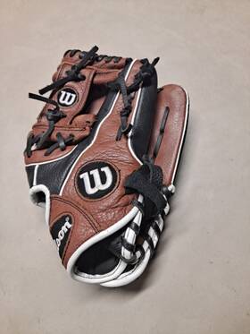 A05rb15di115 Wilson A550 Boys 11.5 Inch Baseball Glove Right Hand Throw Black And Brown A05rb15di115 Wilson A550 Boys 11.5 Inch Baseball Glove Right Hand Throw Black And Brown