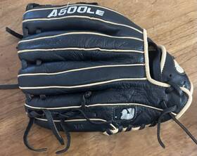 A05rb1911le Wilson A500 Le Youth Baseball Glove 11 Inch Right Hand Throw Tan/black A05rb1911le Wilson A500 Le Youth Baseball Glove 11 Inch Right Hand Throw Tan/black
