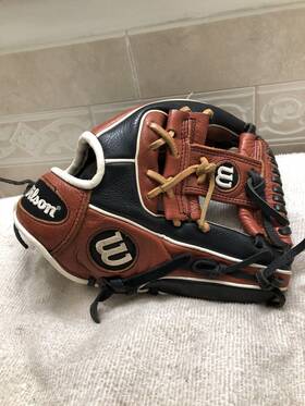 A05rb20d115 Wilson A550 Boys 11.5 Inch Fully Broken In Baseball Glove Right Hand Throw