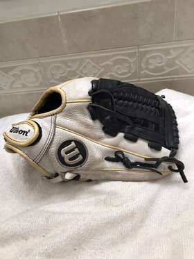 A05rf20d115 Wilson A500 Girls Fully Broken In 11.5 Inch Softball Glove Right Hand Throw A05rf20d115 Wilson A500 Girls Fully Broken In 11.5 Inch Softball Glove Right Hand Throw