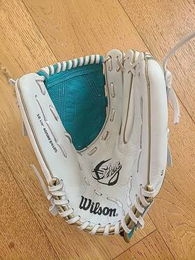 A05rf24125 Wilson A500 Siren Fastpitch Softball Glove 12.5 Inch Right Hand Throw. Used One Time