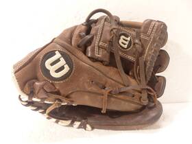 A09rb18115pf Wilson A900 11.5 Inch Brown Rh Throw Infield Baseball Glove / Mitt A09rb18115pf Wilson A900 11.5 Inch Brown Rh Throw Infield Baseball Glove / Mitt