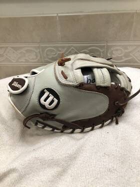 A09rf19fpcm Wilson A900 Aura Women S Girls Broken In 33 Inch Softball Catchers Mitt Right Throw