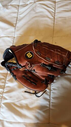 A1810 Wilson A1018 10.5 Leather Dual Hinge Youth Glove