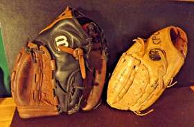 A12162 Wilson Demarini Lht 12.5 Inch A0727 Jim Catfish Hunter Lot Of 2 Lefty Gloves