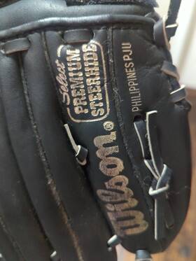 A1560 Wilson Dfs Series 10 Inch Right Handed Baseball Glove A1560 Wilson Dfs Series 10 Inch Right Handed Baseball Glove