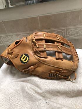 A1690 Wilson Elite 14 Inch Deep Pocket Softball First Base Mitt Right Throw
