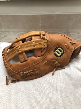 A1692 Wilson Very Large Deep Pocket 14 Inch Baseball Softball First Base Mitt Left Throw