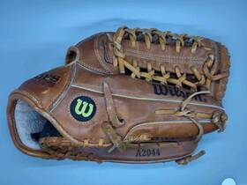 A2000 Wilson A2044 12.5 Inch Outfielder Glove Dfs Rht