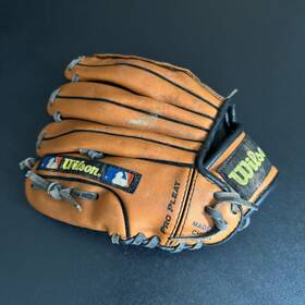 A2195 Wilson 10 Inch As3 Pro Pleat Youth Glove Rht