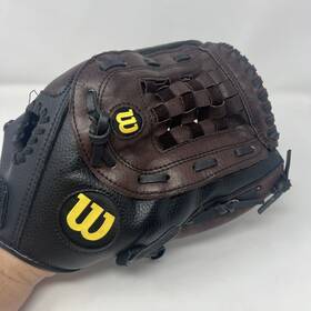 A2458 Wilson Defender Rht 11 1/2 Inch Baseball Glove Great Condition A2458 Wilson Defender Rht 11 1/2 Inch Baseball Glove Great Condition
