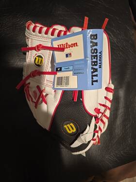 A2459rdwm Wilson A200 Bb/sb Glove Rh Throw White 11 Inch Youth A2459rdwm Wilson A200 Bb/sb Glove Rh Throw White 11 Inch Youth