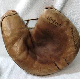 A2572 Wilson Baseball Glove Leather Catchers Mitt Vintage Rht A2572 Wilson Baseball Glove Leather Catchers Mitt Vintage Rht
