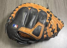Cm315 Wilson A2582 Baseball Catchers Mitt Black And Tan Glove 31 1/2 Rht