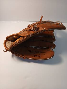 A2695 Wilson Mbl Youth Series
