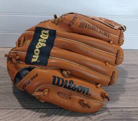 A2856 Wilson Vintage Greg Maddox Youth Baseball Glove 9 Inch Pattern. Left Hand Throw