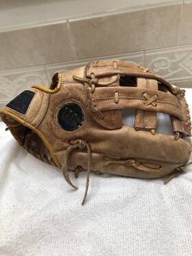 A2950 Wilson George Brett Boys Fully Broken In 11.5 Inch Baseball Glove Right Throw