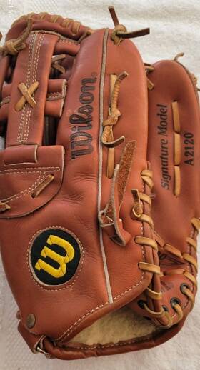 A2l20 Wilson Right Hand Glove. Kevin Mcreynolds. In Nearly New Condition