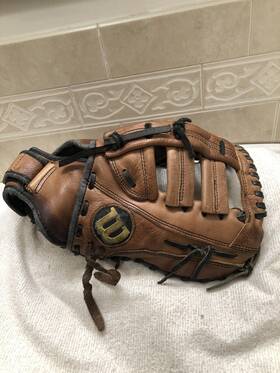 A730-bm Wilson Fully Broken In 12.5 Inch Baseball Softball First Base Mitt Right Thr A730-bm Wilson Fully Broken In 12.5 Inch Baseball Softball First Base Mitt Right Thr