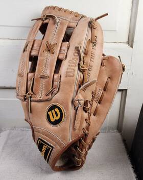 A9804 Wilson Staff Boss 13 Inch Baseball Softball Glove Rht Grip Pocket Snap Action