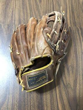 A9831 Wilson A9833 Softball Glove 12 Inch Lht Joan Joyce Autograph Model Grip-tite Pocket A9831 Wilson A9833 Softball Glove 12 Inch Lht Joan Joyce Autograph Model Grip-tite Pocket