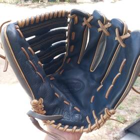 Ad5rb21125 Wilson A500 12.5 Inch Soft Grey And Black Leather Baseball Glove Right Hand Throw Ad5rb21125 Wilson A500 12.5 Inch Soft Grey And Black Leather Baseball Glove Right Hand Throw