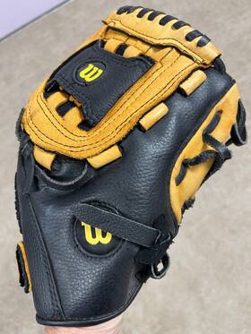 Tmlb11 Wilson 11 Inch Youth Rht Baseball Glove A0350 Leather Nice - Free Shipping Tmlb11 Wilson 11 Inch Youth Rht Baseball Glove A0350 Leather Nice - Free Shipping