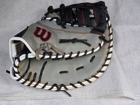 Wbw101452125 Wilson A1000 12.5 Inch First Base Mitt Baseball Glove Used 2 Weeks Wbw101452125 Wilson A1000 12.5 Inch First Base Mitt Baseball Glove Used 2 Weeks