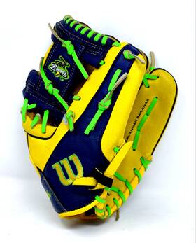Wbw10419211 Wilson 11.5 Inch Youth Savannah Bananas A450 Series Glove Wbw10419211 Wilson 11.5 Inch Youth Savannah Bananas A450 Series Glove