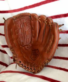 Ws6-a9724 Wilson Nice Quality Baseball / Softball Glove. Full Us Cowhide. R-throw. No Ink