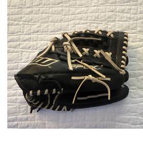 Sq12sx Worth Shut Out 12.5 Inch Leather Softball Glove Left Hand Wrist Strap