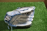 Easton Laredo Rh Throw 11.50" Girls Baseball Glove 115FP Vgc #541. Fixed Price $19.00.