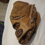 Louisville Slugger Brown Top Grain Cowhide Left Hand Glove HBG26L. Fixed Price $24.00.