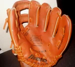 Mizuno MM4001 Right Hand Throw Pre-owned Vg Professional Model 9" Baseball Glove. Fixed Price $24.50.
