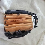 Easton Scout Flex Yth SC1100 In V Web Left Hand Thrower Notch Technology. Fixed Price $65.00.