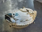 Louisville Slugger XNRF19CM Women Game Ready 33 Softball Catchers Mitt Rht. Fixed Price $99.99.