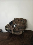 Louisville L1000XE 10" Players Series Glove Right Hand Throw Soft Leather. Fixed Price $11.68.