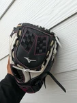 Mizuno Finch Fastpitch Power Close 11" Softball Glove Rht GPP1105F3 Blk & White. Fixed Price $30.00.