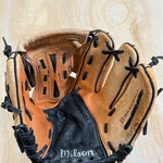 Wilson AD425 Z10 10.5" Baseball Fielders Glove Youth Tee Right Hand. Fixed Price $6.49.