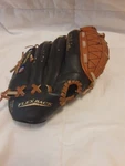 Wilson A2473 10 1/2 Kids T-ball Genuine Leather Baseball Glove Mitt Right Handed. Fixed Price $19.88.