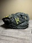 Youth Mizuno 32 Softball Catchers Mitt Right Throw GXS101RG. Fixed Price $119.99.