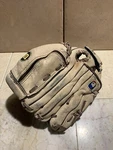 Wilson Ez Catch A0425 ZS105 Youth Glove 1/2'' Leather Shell Right Hand Throw. Fixed Price $19.97.