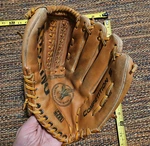 Vintage Spalding 42-211 Softball Mitt Players Series Circa 1985 10.5 Inch Rht. Fixed Price $14.99.