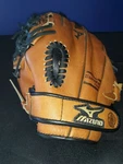 Mizuno Finch GFN1209FR Right Hand Ball Glove 12" Fast Pitch. Fixed Price $25.00.